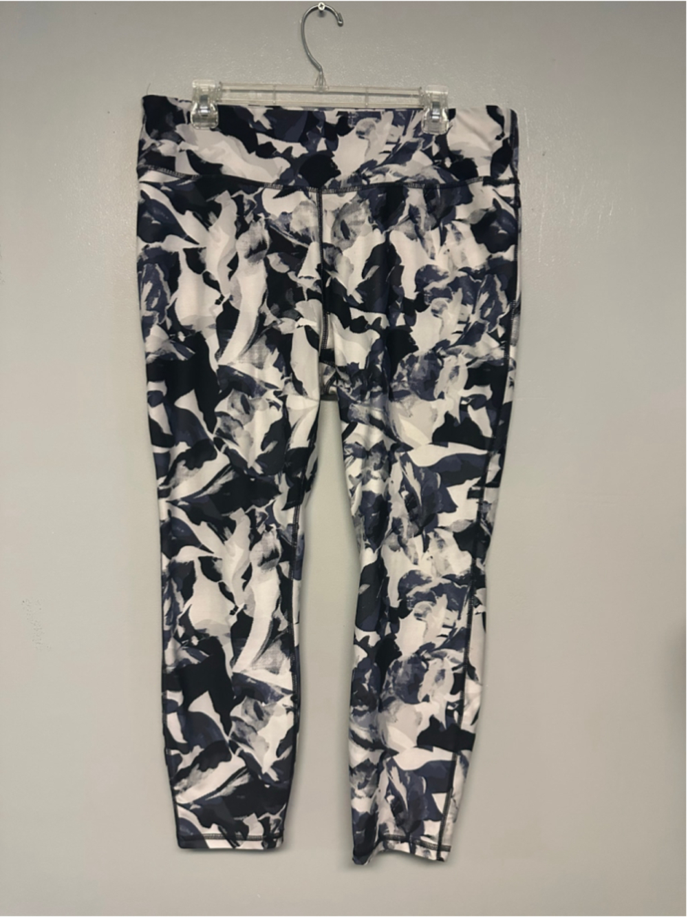 Avia Leggings Size 16 Black White Abstract Print Athletic Moisturizer Wicking